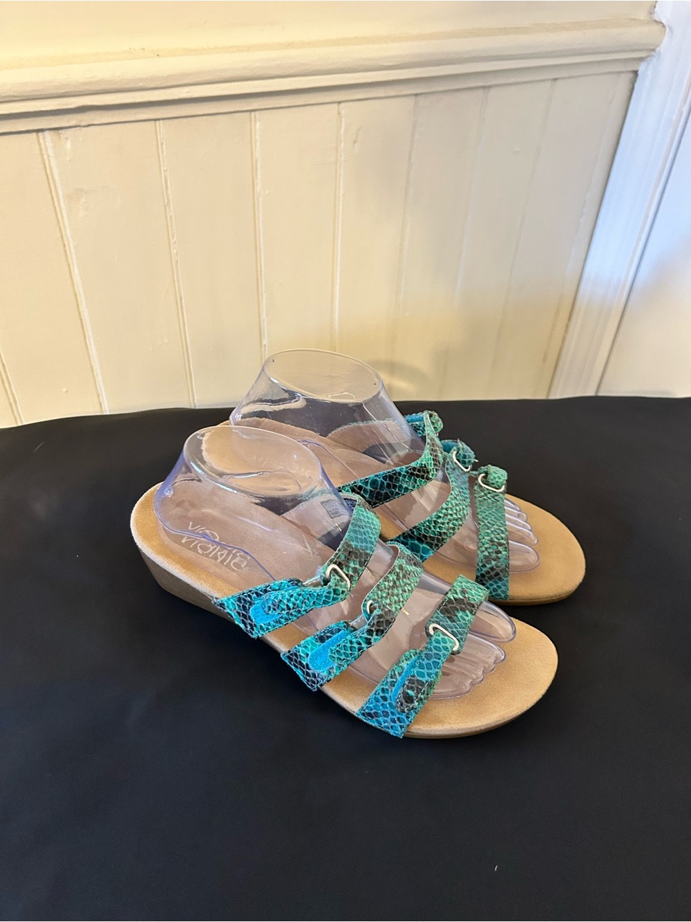 NWOT Vionic Dwyn Teal Snake Three Strap Wedge Sandals Size 9 Wide
